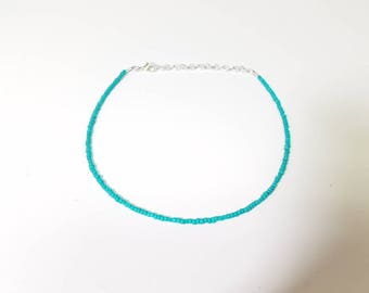 Collar de gargantilla con cuentas de turquesa, collar con cuentas de color turquesa, gargantilla minimalista, gargantilla boho teal, gargantilla de cuentas de semilla pequeña, regalo para amigo