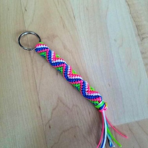 Porte-clés Boondoggle, pull à fermeture éclair en plastique en zigzag gimp, chaîne de clé au néon, rose, vert et bleu