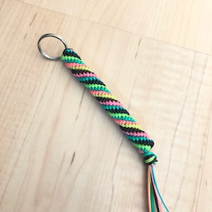Porte-clés Boondoggle, porte-clés gimp, porte-clés en spirale, porte-clés rose, tire zipper gimp boondoggle, laçage en plastique rexlace, porte-clés à cordes
