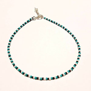 Collar de cuentas turquesa, gargantilla turquesa, collar de cuentas de cerceta azulada, regalo de collar turquesa para ella, collar blanco y negro, collar de cuentas de semillas