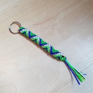 Boondoggle Blue, Green, Neon Green e Black Gimp ZigZag Rexlace Plastic Lacing Key Chain, Zipper Pull