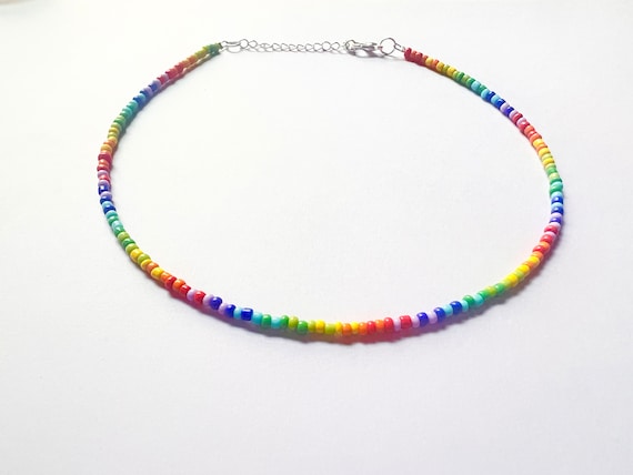 Un collar de cuentas con cuentas de diferentes colores. | Foto Premium Un collar de cuentas con cuentas de diferentes colores. | Foto Premium