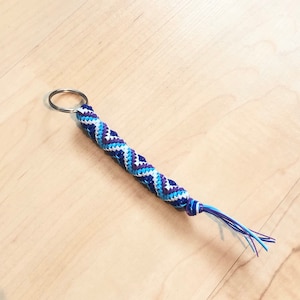 Porte-clés Boondoggle bleu, violet et blanc, porte-clés gimp, porte-clés rexlace laçage plastique