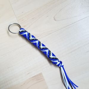 Porte-clés Boondoggle, Gimp Blue, White, et Black ZigZag Rexlace Plastic Lacing Boondoggle Key Chain, Zipper Pull