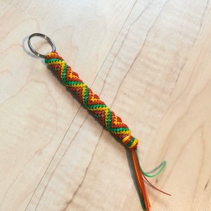 Porte-clés Boondoggle, porte-clés gimp rouge, jaune et vert, porte-clés en zig zag, porte-clés à laçage en plastique