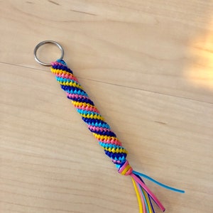 Blauer, pinker und gelber Boondoggle Schlüsselanhänger, Gimp Schlüsselbund, Kunststoff Schnürband Reißverschluss pull, Boondoggle Reißverschluss pull, Spiral Schlüsselbund