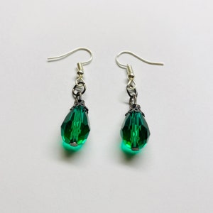 Brincos de lágrima verde, brincos de vidro verde esmeralda, joias verdes iridescentes, presente para um amigo, dia de São Patrício, brincos verdes, presente boho
