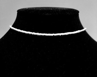 Gargantilha de miçangas brancas, colar de miçangas minimalista, colar de miçangas brancas, presente de formatura do ensino médio, colar branco fino, Dia das Mães