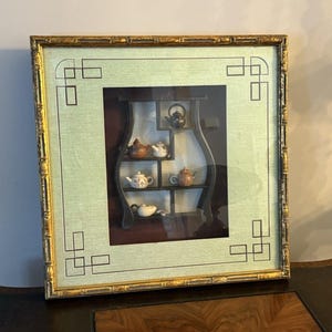 Vintage Shadowbox Inramad Set med Mini Tekannor Kinesiska Asiatiska Guldram VTG MCM