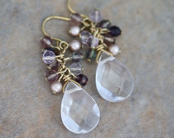 Boucles d'oreilles en grappe de gouttes de quartz clair, pierre précieuse de fluorite arc-en-ciel, perles de Swarovski poudre d'amande et boucles d'oreilles en laiton