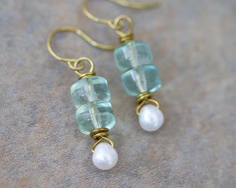 Boucles d'oreilles pendantes minuscules gouttes de perles blanches véritables et pierres de fluorite vertes, pierres précieuses et laiton brut, cadeau pour elle Boucles d'oreilles pendantes