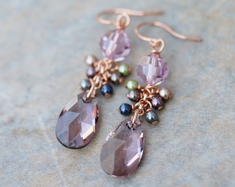 Boucles d'oreilles en grappe de gouttes de cristal améthyste clair et de perles multicolores, boucles d'oreilles Swarovski Elements et cuivre, cadeau pour elle boucles d'oreilles