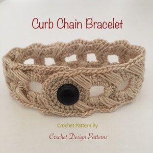 K&ouml;nnte beinhalten: Ein beigefarbenes H&auml;kelarmband mit einer schwarzen Knopfverschluss. H&auml;kelmuster von Crochet Design Patterns.
