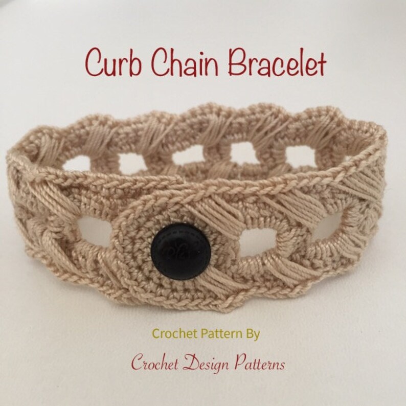 K&ouml;nnte beinhalten: Ein beigefarbenes H&auml;kelarmband mit einer schwarzen Knopfverschluss. H&auml;kelmuster von Crochet Design Patterns.