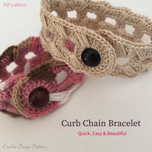 K&ouml;nnte beinhalten: Zwei geh&auml;kelte Armb&auml;nder mit Knopfverschl&uuml;ssen. Ein Armband ist beige und das andere ist rosa, braun und wei&szlig;. Die Armb&auml;nder hei&szlig;en "Curb Chain Bracelet" und werden als "Schnell, einfach & sch&ouml;n" beschrieben.