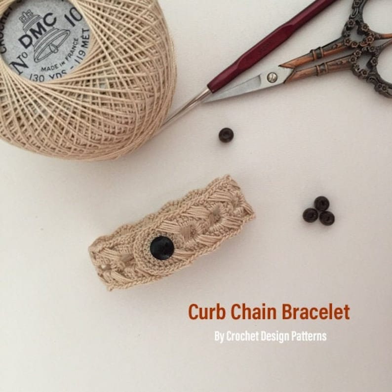 K&ouml;nnte beinhalten: Ein beigefarbenes H&auml;kelarmband mit Bord&uuml;renkette und schwarzem Knopfverschluss. Das Armband ist mit einem einfachen Stichmuster gearbeitet und eine gro&szlig;artige M&ouml;glichkeit, jedem Outfit einen Hauch von handgemachtem Stil zu verleihen.