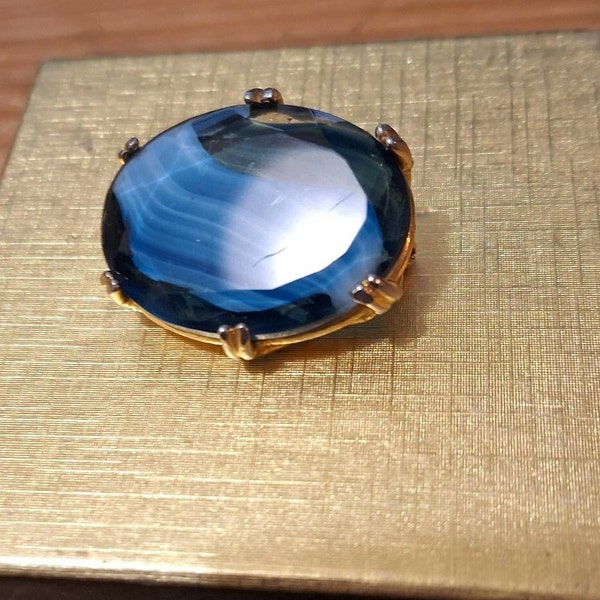 VINTAGE GOLD TONE and blue and white faceted glass stone brooch