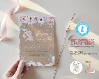 Puede incluir: Una invitación de baby shower imprimible con una ilustración de conejito acuarela y detalles florales. La invitación dice "¡Un pequeño conejito está en camino!" e incluye los nombres "Courtney & Louis" y la fecha "Sábado 15 de abril de 2023, 1:4 PM".