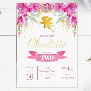 Puede incluir: Una invitación de cumpleaños floral rosa y dorada para una niña que cumple dos años. La invitación presenta un diseño floral de acuarela con acentos de purpurina dorada. El texto de la invitación dice "Únete a la fiesta Charlotte cumple dos años". La invitación también incluye la fecha, la hora, la dirección y la información de RSVP.