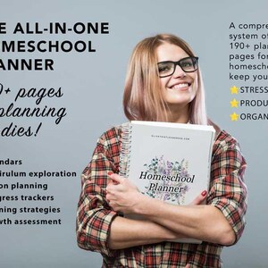 Peut inclure: Une femme portant une chemise à carreaux rouge et noir tient un planificateur blanc avec le texte "Homeschool Planner" et des illustrations florales. Le planificateur est décrit comme ayant plus de 190 pages de goodies de planification, y compris des calendriers, l'exploration du curriculum, la planification des leçons, le suivi des progrès, les stratégies d'apprentissage et l'évaluation de la croissance. Le texte indique également que le planificateur est un système complet pour vous garder détendu, productif et organisé.