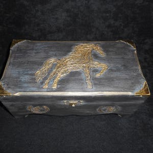 Box theme &quot;Horse&quot; poplar wood with ancient technique finish / Piece of unique &quot;&quot;