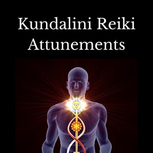 Könnte beinhalten: Digitale Illustration einer meditierenden Figur mit leuchtendem Energiefeld. Das Bild zeigt den Text "Kundalini Reiki Attunements" und den Namen des Autors, Chris Comish, vor dunklem Hintergrund. Die Energiezentren der Figur sind hervorgehoben.