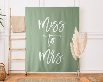 Może przedstawiać: Zielono-szare tło z białym kaligraficznym napisem "Miss to Mrs."