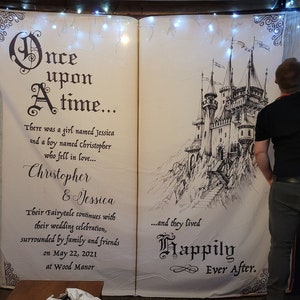 Puede incluir: Un fondo blanco con una ilustraci&oacute;n en blanco y negro de un castillo y un anuncio de boda de tem&aacute;tica de cuento de hadas. El texto dice "&Eacute;rase una vez... Hab&iacute;a una ni&ntilde;a llamada Jessica y un ni&ntilde;o llamado Christopher que se enamoraron... Christopher & Jessica Su cuento de hadas contin&uacute;a con su celebraci&oacute;n de boda, rodeados de familia y amigos el 22 de mayo de 2021 en Wood Manor... y vivieron felices para siempre."
