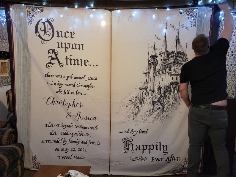 Puede incluir: Un fondo blanco con una ilustraci&oacute;n en blanco y negro de un castillo y un anuncio de boda de tem&aacute;tica de cuento de hadas. El texto dice "&Eacute;rase una vez... Hab&iacute;a una ni&ntilde;a llamada Jessica y un ni&ntilde;o llamado Christopher que se enamoraron... Christopher & Jessica Su cuento de hadas contin&uacute;a con su celebraci&oacute;n de boda, rodeados de familia y amigos el 22 de mayo de 2021 en Wood Manor... y vivieron felices para siempre."