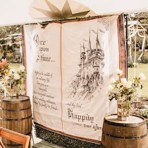 Puede incluir: Un tel&oacute;n de fondo de boda de cuento de hadas con una ilustraci&oacute;n dibujada a mano de un castillo y el texto "&Eacute;rase una vez..." y "...y vivieron felices para siempre".