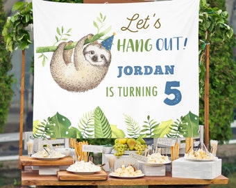Puede incluir: Una pancarta blanca con hojas verdes y un perezoso con un gorro de fiesta azul. La pancarta dice "Let's Hang Out! Jordan cumple 5 años".