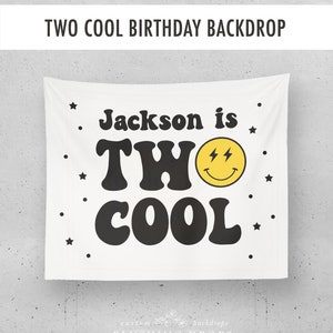 Op de afbeelding: Witte achtergrond met zwarte tekst die "Jackson is TWO COOL" luidt, met een gele smiley met bliksemschichten als ogen. Er zijn zwarte sterren rond de tekst verspreid.