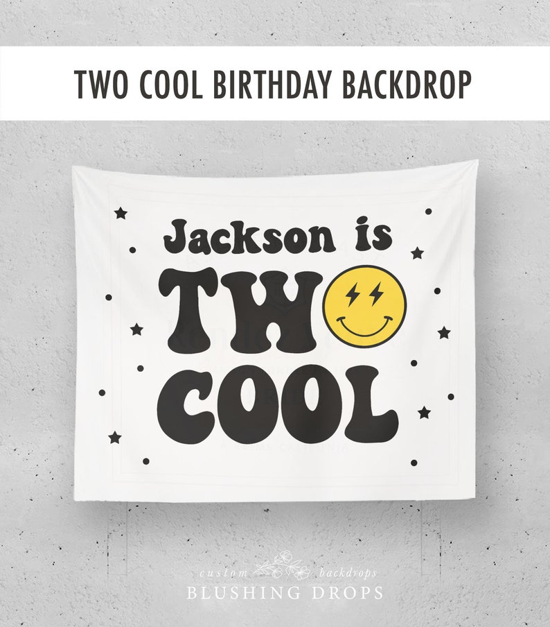 Op de afbeelding: Witte achtergrond met zwarte tekst die "Jackson is TWO COOL" luidt, met een gele smiley met bliksemschichten als ogen. Er zijn zwarte sterren rond de tekst verspreid.