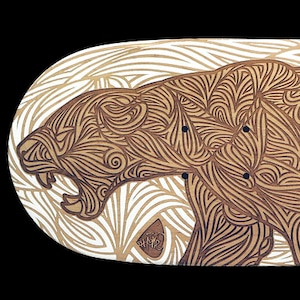 Może przedstawiać: Deska skateboardowa w kolorze brązowym i białym z szczegółową ilustracją tygrysa. Tygrys jest narysowany w wirującym, skomplikowanym wzorze.