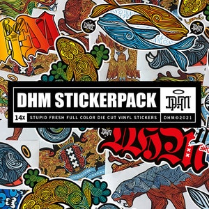 Może przedstawiać: Zestaw 14 naklejek winylowych wyciętych laserowo z kolorowymi, misternymi wzorami. Naklejki przedstawiają różne motywy, takie jak wieloryb, jaszczurka, korona i niedźwiedź. Tekst na opakowaniu naklejek brzmi "DHM STICKERPACK 14X STUPID FRESH FULL COLOR DIE CUT VINYL STICKERS DHM@2021".
