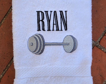 Può includere: Asciugamano bianco con ricamo nero del nome "RYAN" e un bilanciere grigio.