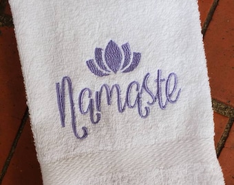 Broderad Namaste Lotus-svätthandduk: Yoga, gym och fitnesspresent (16x26)
