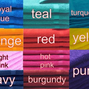 Puede incluir: Una colorida exhibici&oacute;n de toallas dobladas en varios tonos, incluyendo azul real, verde azulado, turquesa, naranja, rojo, amarillo, rosa claro, rosa fuerte, azul marino, burdeos y morado. Cada color est&aacute; etiquetado con su nombre en texto blanco.