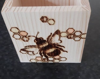 Bee, honeybee, bumblebee, honeycomb, wooden pen holder, pen pot - with hand drawn pyrography woodburned bee design - FREE personalisation