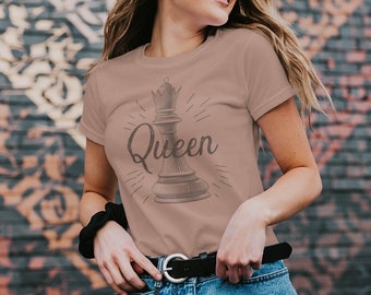 Queen Chess piece t shirt // Geek Gift // Funny comfy shirt // Vintage distressed tee // Chess board tee // Gift for girlfriend