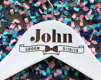 Aangepaste hangers voor bruidegom // Gepersonaliseerde smokinghangers // Lasergegraveerde hangers // stalknecht // cadeau getuige // trouwpakhanger