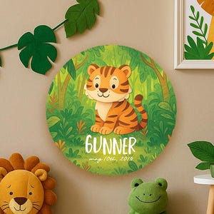 Décoration de chambre de bébé tigre, mignon ornement de tigre personnalisé, nom personnalisé et impression de date de chambre de bébé, panneau de bébé thème jungle, panneau de Safari mignon