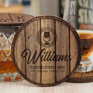 Gepersonaliseerde Bourbon Coaster, klein whiskyvat hoofddeksel, Bourbon Lovers Gift, rustieke barware Coaster, kerstcadeau voor schoonvader