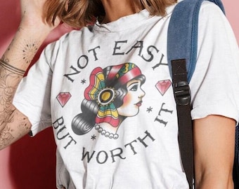 Non è facile ma ne vale la pena, maglietta con tatuaggio tradizionale americano, disegno flash tatuaggio vintage, disegno tatuaggio bella ragazza, Girl Power