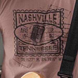 T-shirt touristique de Nashville, tee-shirt cachet de la poste du Tennessee, chemise Music City Stamp, conception de timbre-poste pour microphone, cadeau pour les amateurs de musique country