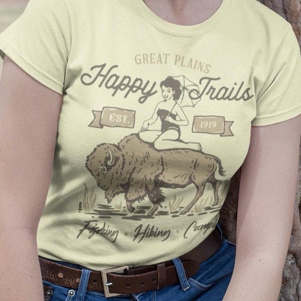 Camiseta retro de chica pin-up sobre un bisonte, camiseta de Happy Trails, camiseta de chica sexy sobre un búfalo, camiseta de vaquera occidental, diseño de Rodeo Babe, camiseta del Salvaje Oeste