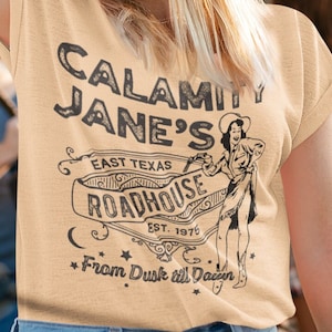Calamity Jane T-Shirt, Texas Roadhouse T-Shirt, Festival-Liebhaber-Geschenk, Bar-Liebhaber-Outfit, Freundin Geburtstagsgeschenk, niedliches personalisiertes T-Shirt