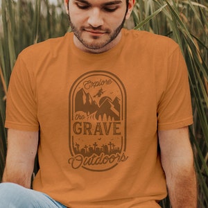 Grave Outdoors t-shirt // Halloweenfest-t-shirt // Rolig bekväm t-shirt // Vintage triblend-topp // Spöklik kyrkogård-t-shirt bild 1
