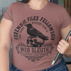 Maglietta "True Crime Lover", maglietta "Forensic Files Fellowship", abbigliamento "Citizen Detectives", maglietta "Web Sleuth", maglietta "Cold Case Files", maglietta "Raven on Skull"