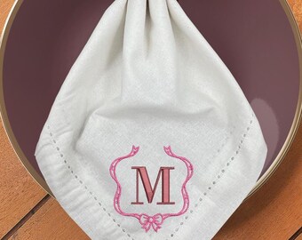 Broderad servett med kokettros, monogrambröllopspresent, personlig värdinnapresent, personlig platsdukning, middagsservetter 18x18, bandrosett